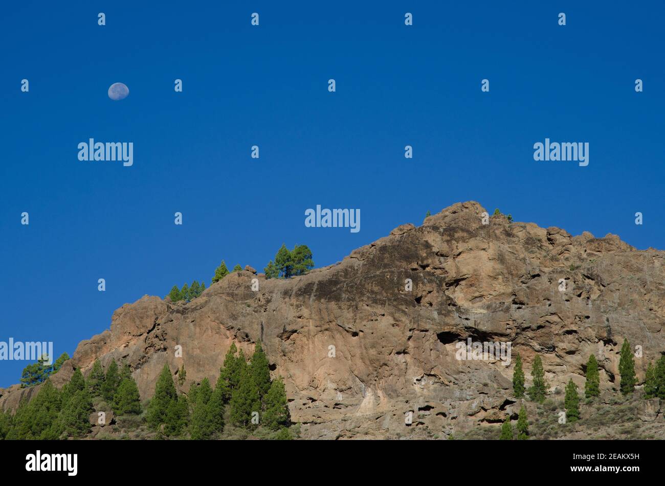 Falaise et lune dans le monument naturel de Nublo. Banque D'Images