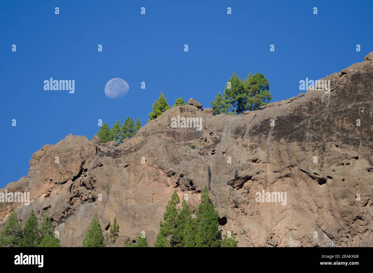 Falaise et lune dans le monument naturel de Nublo. Banque D'Images