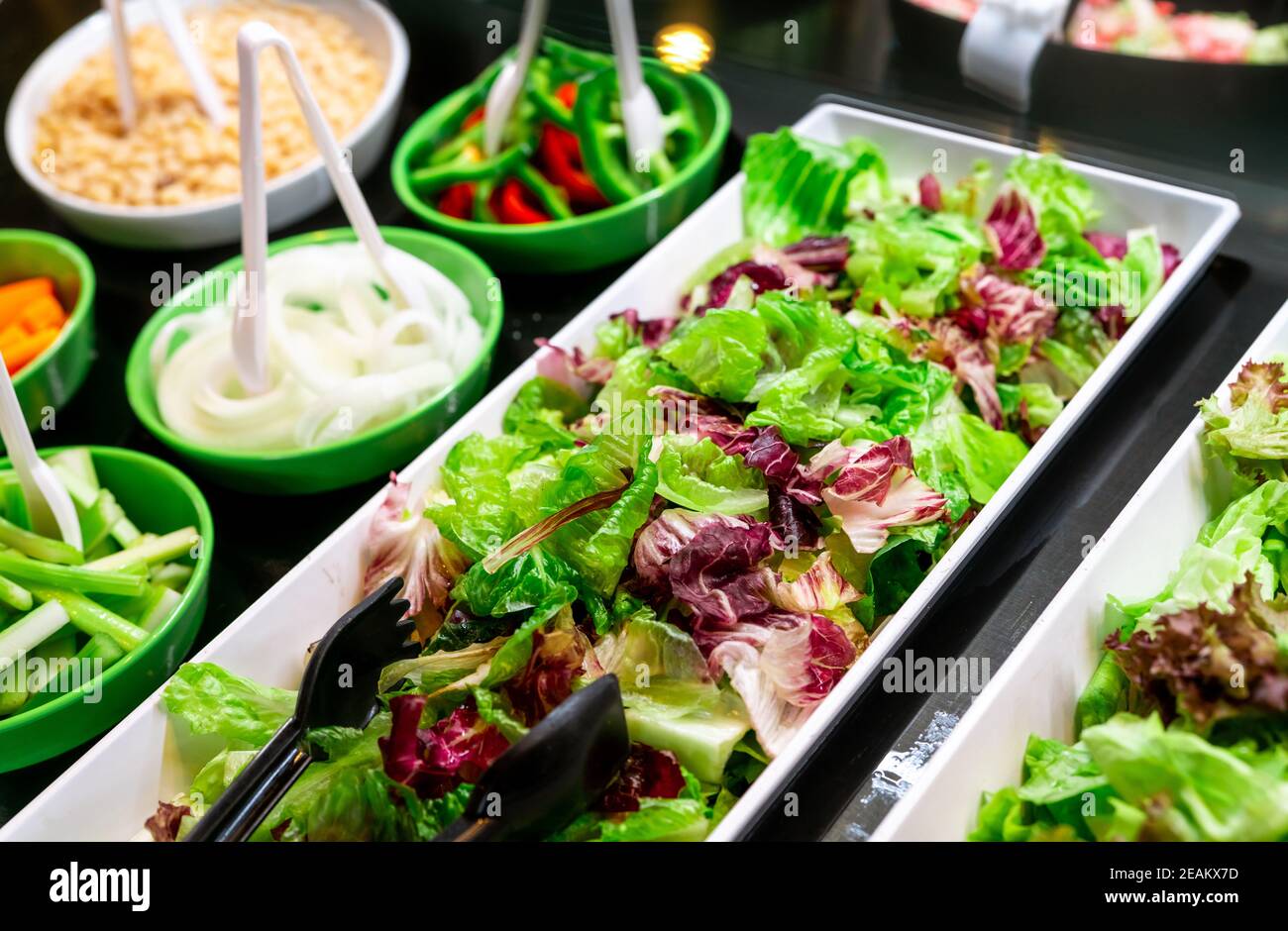 Buffet de salades au restaurant. Buffet de salades fraîches pour le déjeuner ou le dîner. Une alimentation saine. Laitue verte et violette fraîche dans une assiette blanche sur le comptoir. Restauration. Service de banquet. Plats végétariens. Banque D'Images