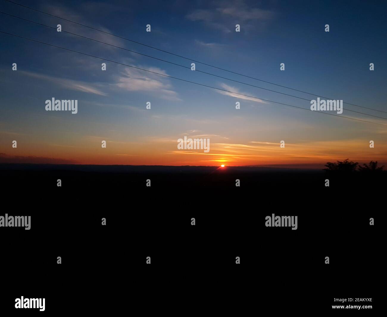 Coucher de soleil orange avec cky clair. Horizon noir Banque D'Images