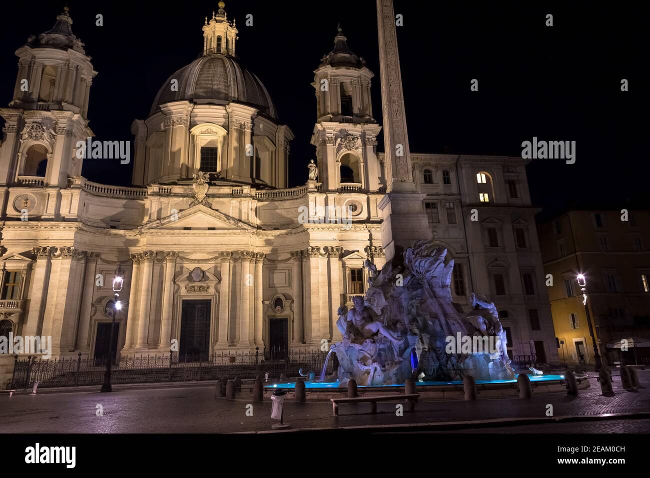 Piazza Navona (place Navona), à Rome, en Italie, avec la célèbre fontaine Bernini la nuit. Banque D'Images