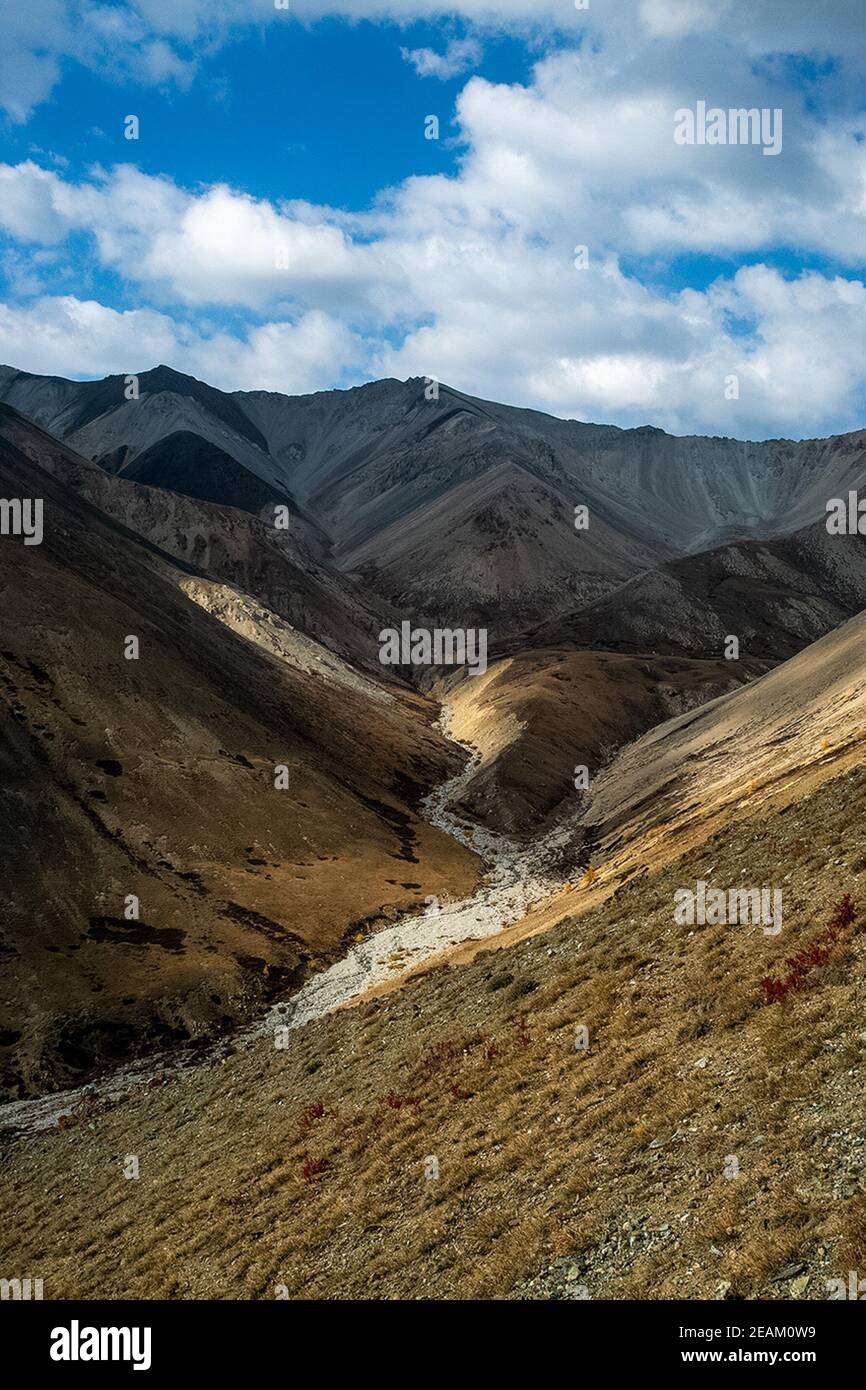 Les montagnes de l'altaï. Paysage de la nature sur les montagnes de l'Altaï et dans les gorges entre les montagnes. Banque D'Images