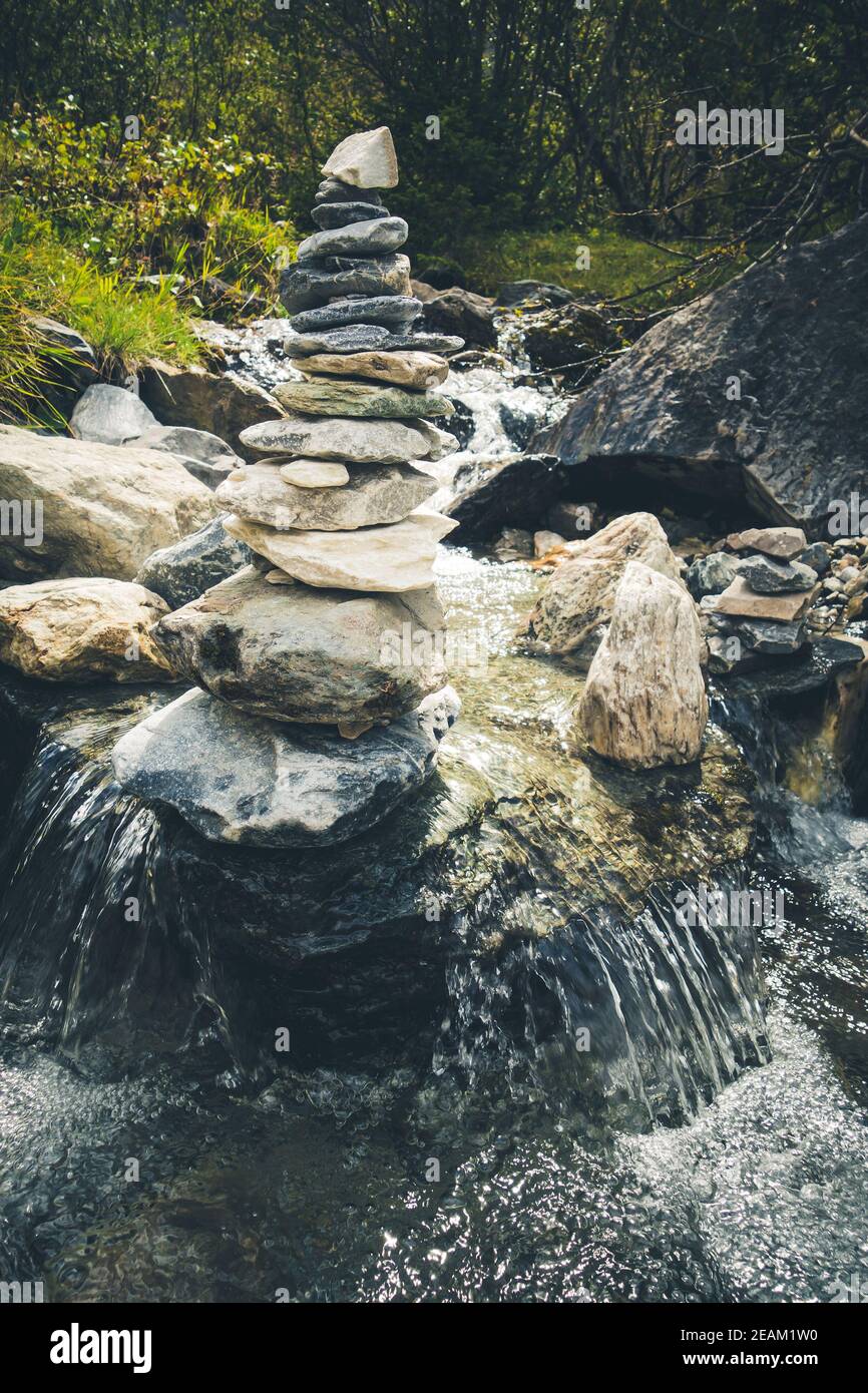 Cairn sur une rivière dans la vallée du Parc national de la Vanoise, alpes françaises Banque D'Images