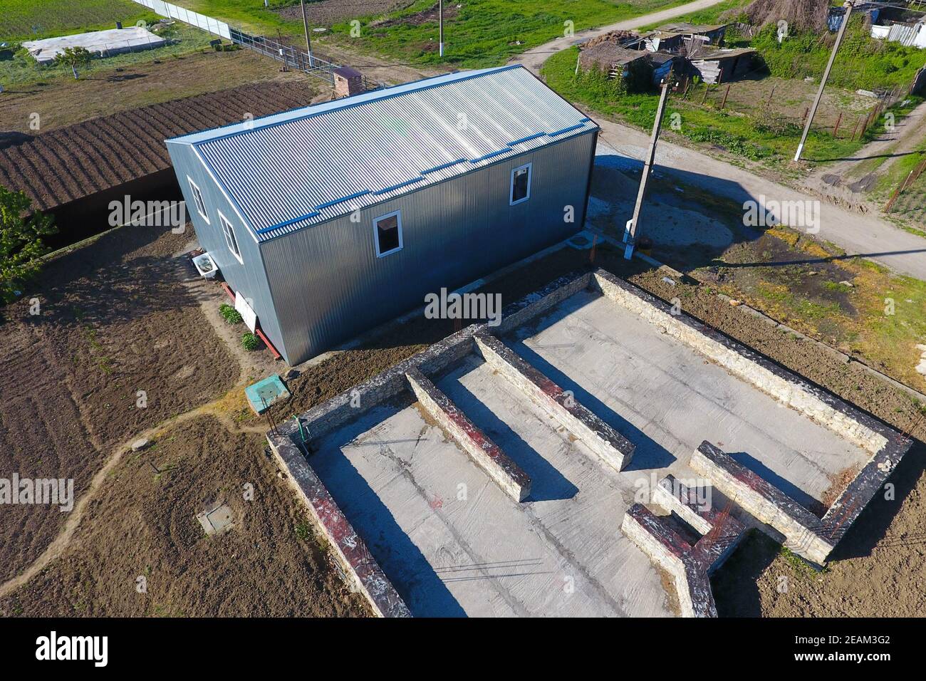 Bâtiments sur le site. Hangar de métal ondulé, de profil. E Banque D'Images