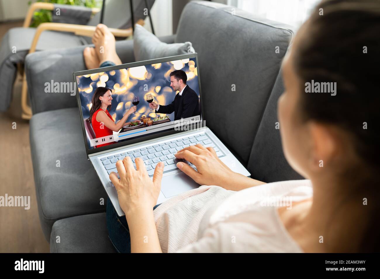 Regarder la vidéo TV sur l'ordinateur portable au canapé Photo Stock - Alamy