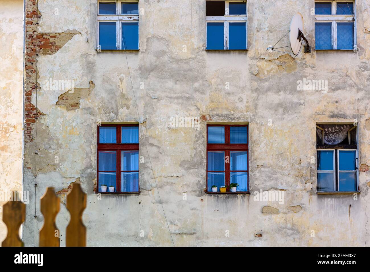 Mur brisé, vieilles fenêtres, concept de pauvreté. Façade de l'ancien immeuble Banque D'Images