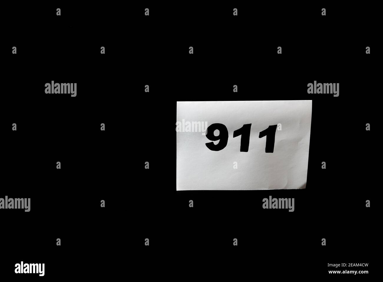 Appel 911 et appel d'urgence concept, texte 911 sur papier isolé sur noir. Banque D'Images