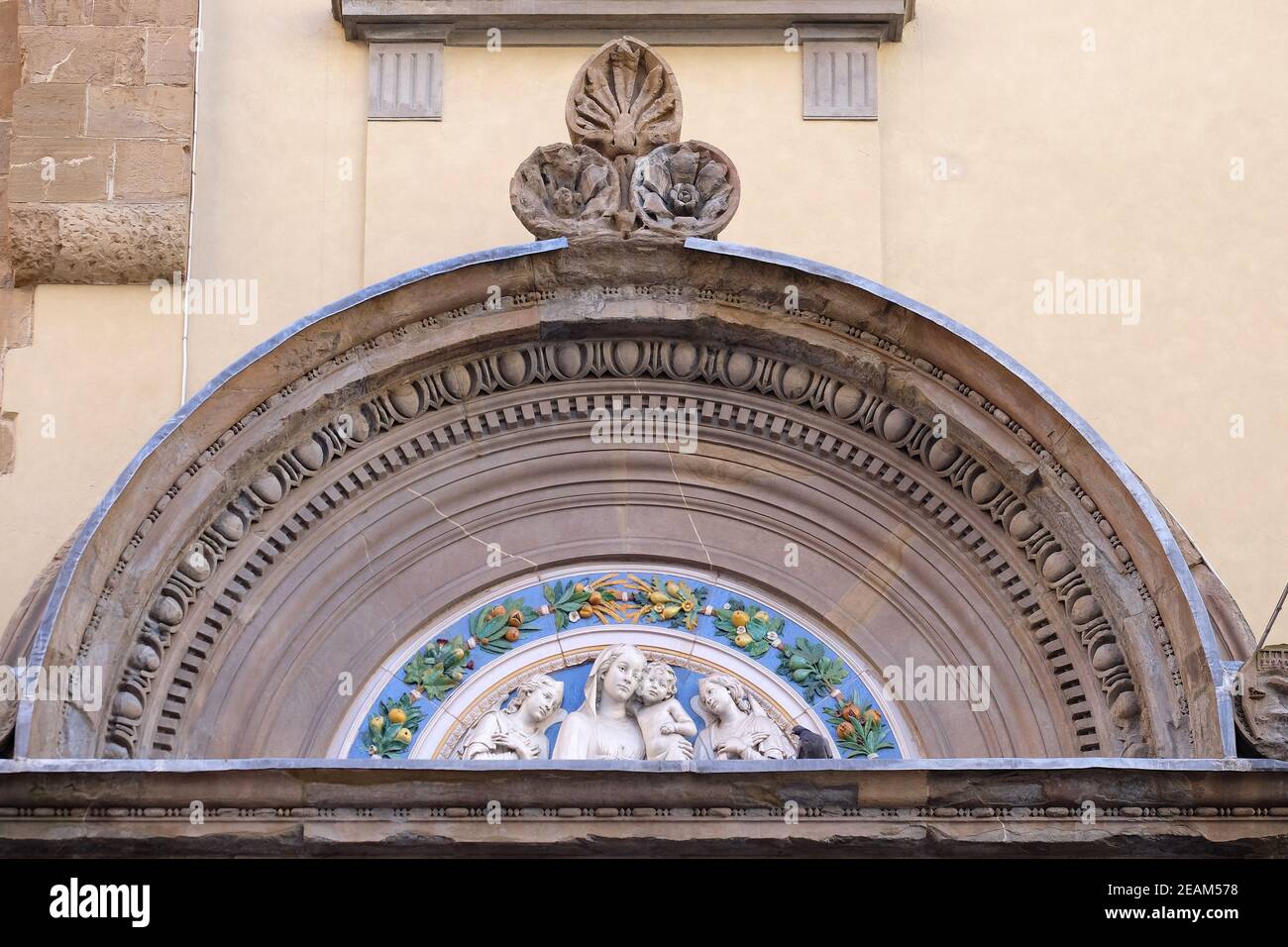 Madonna avec enfant et deux Anges, lunette de Giovanni Buglioni, au-dessus de l'entrée de la Badia Fiorentina à Florence, Toscane, Italie Banque D'Images