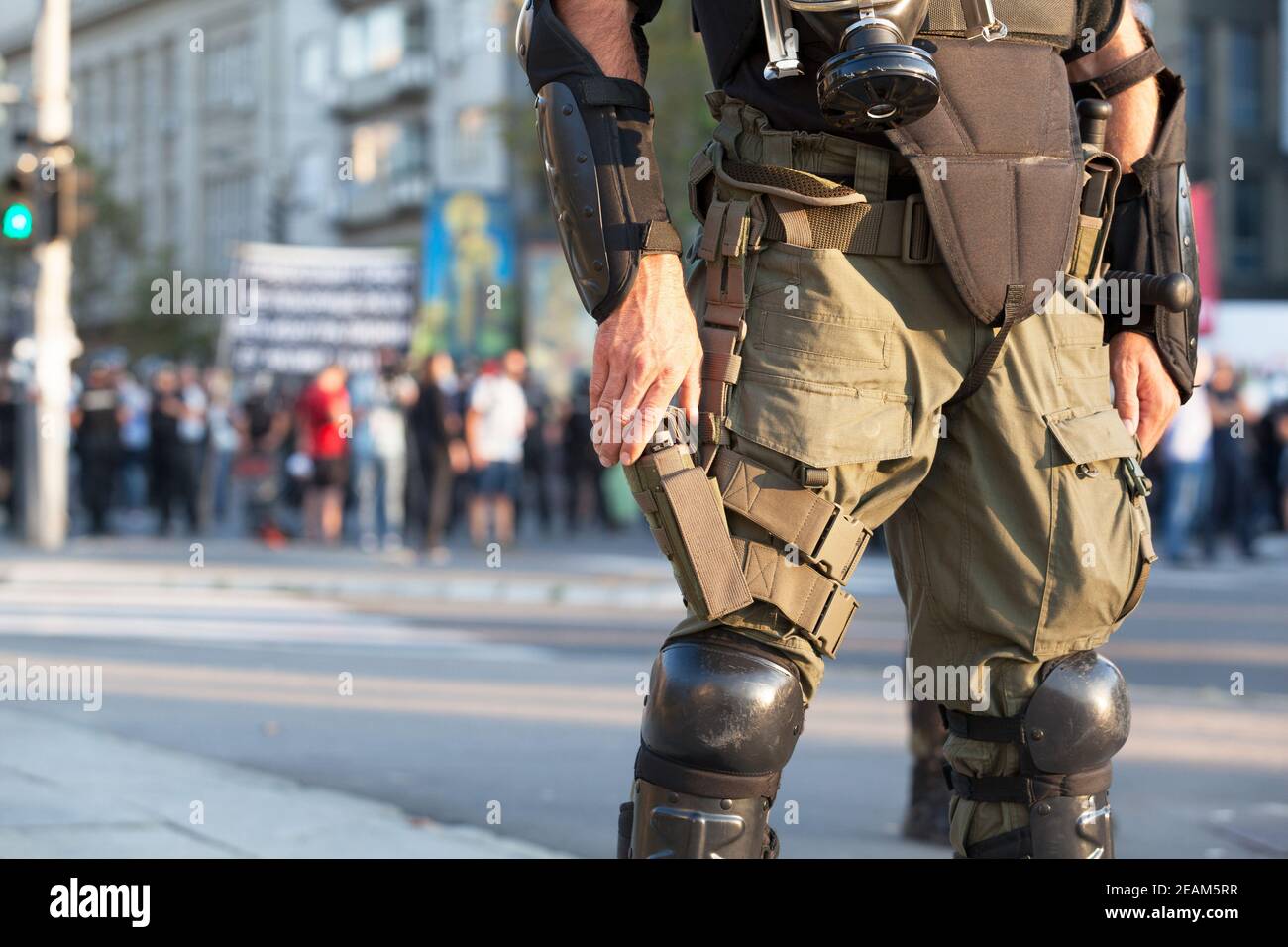 Un policier anti-émeute armé est en service lors d'une manifestation dans la rue Banque D'Images