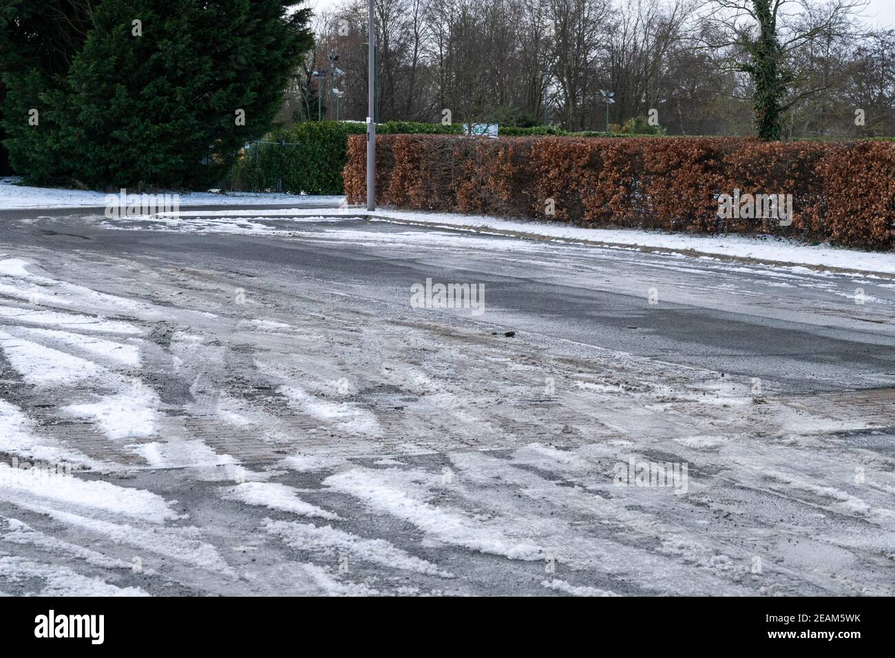 Brentwood Essex 10 février 2021 le centre de vaccination Brentwood Essex Covid et le site de test Covid ont été forcés de fermer et de retourner les patients pendant deux jours, car Brentwood Brough Council n'a pas réussi à graquer le parking du centre Brentwood (qu'ils possèdent) où se trouvent les centres, il est donc trop dangereux pour les patients. Les travailleurs ont été laissés debout et jouer dans la neige car ils n'ont pas de travail. La raison des fermetures a été confirmée par une source du NHS. Le parking du centre crédit: Ian Davidson/Alay Live News Banque D'Images