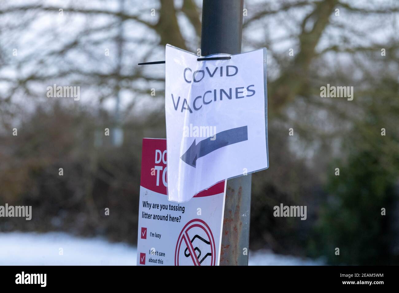 Brentwood Essex 10 février 2021 le centre de vaccination Brentwood Essex Covid et le site de test Covid ont été forcés de fermer et de retourner les patients pendant deux jours, car Brentwood Brough Council n'a pas réussi à graquer le parking du centre Brentwood (qu'ils possèdent) où se trouvent les centres, il est donc trop dangereux pour les patients. Les travailleurs ont été laissés debout et jouer dans la neige car ils n'ont pas de travail. La raison des fermetures a été confirmée par une source du NHS. Avis sur le vaccin Covid crédit : Ian Davidson/Alamy Live News Banque D'Images