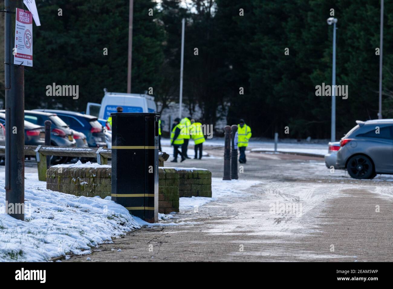 Brentwood Essex 10 février 2021 le centre de vaccination Brentwood Essex Covid et le site de test Covid ont été forcés de fermer et de retourner les patients pendant deux jours, car Brentwood Brough Council n'a pas réussi à graquer le parking du centre Brentwood (qu'ils possèdent) où se trouvent les centres, il est donc trop dangereux pour les patients. Les travailleurs ont été laissés debout et jouer dans la neige car ils n'ont pas de travail. La raison des fermetures a été confirmée par une source du NHS. Crédit : Ian Davidson/Alay Live News Banque D'Images