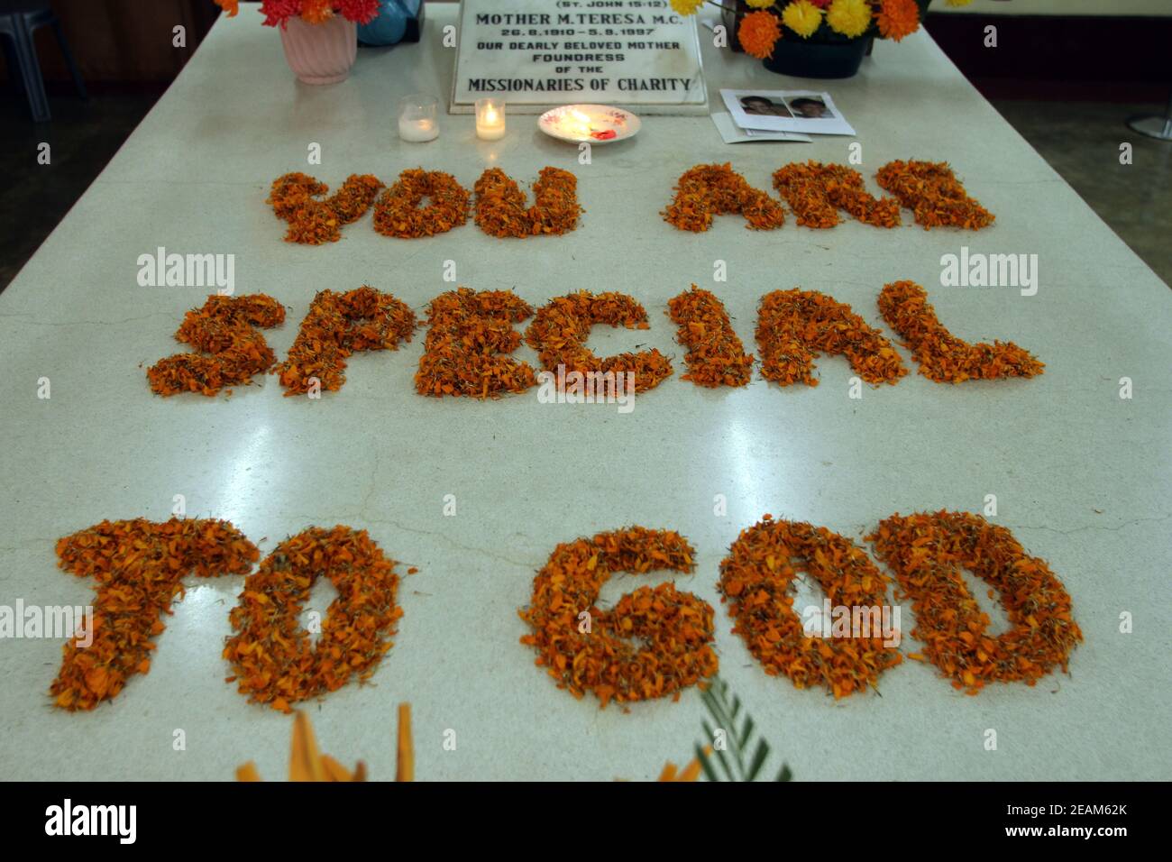 La Tombe de Mère Teresa, décorée de fleurs fraîches à Kolkata, West Bengal, India Banque D'Images