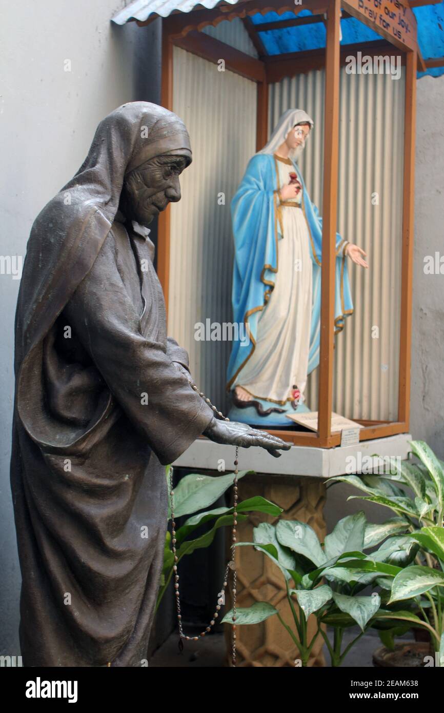 Statue de Mère Teresa en maison mère, Kolkata, Inde Banque D'Images