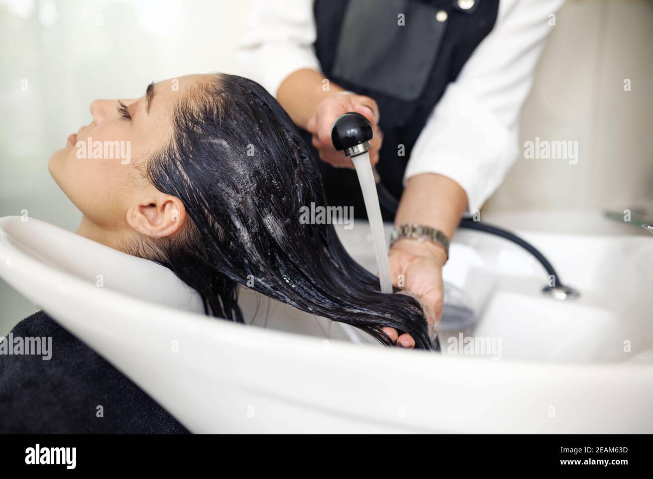 Coiffeur lave les cheveux de la femme, vue rapprochée Banque D'Images