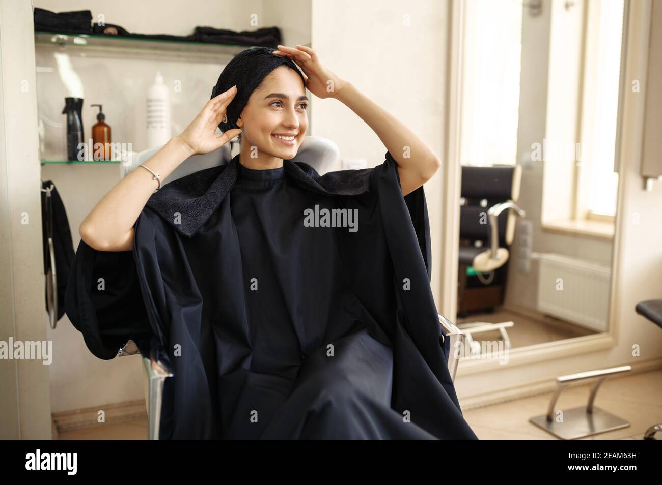 Femme souriante dans le salon de coiffure Banque D'Images