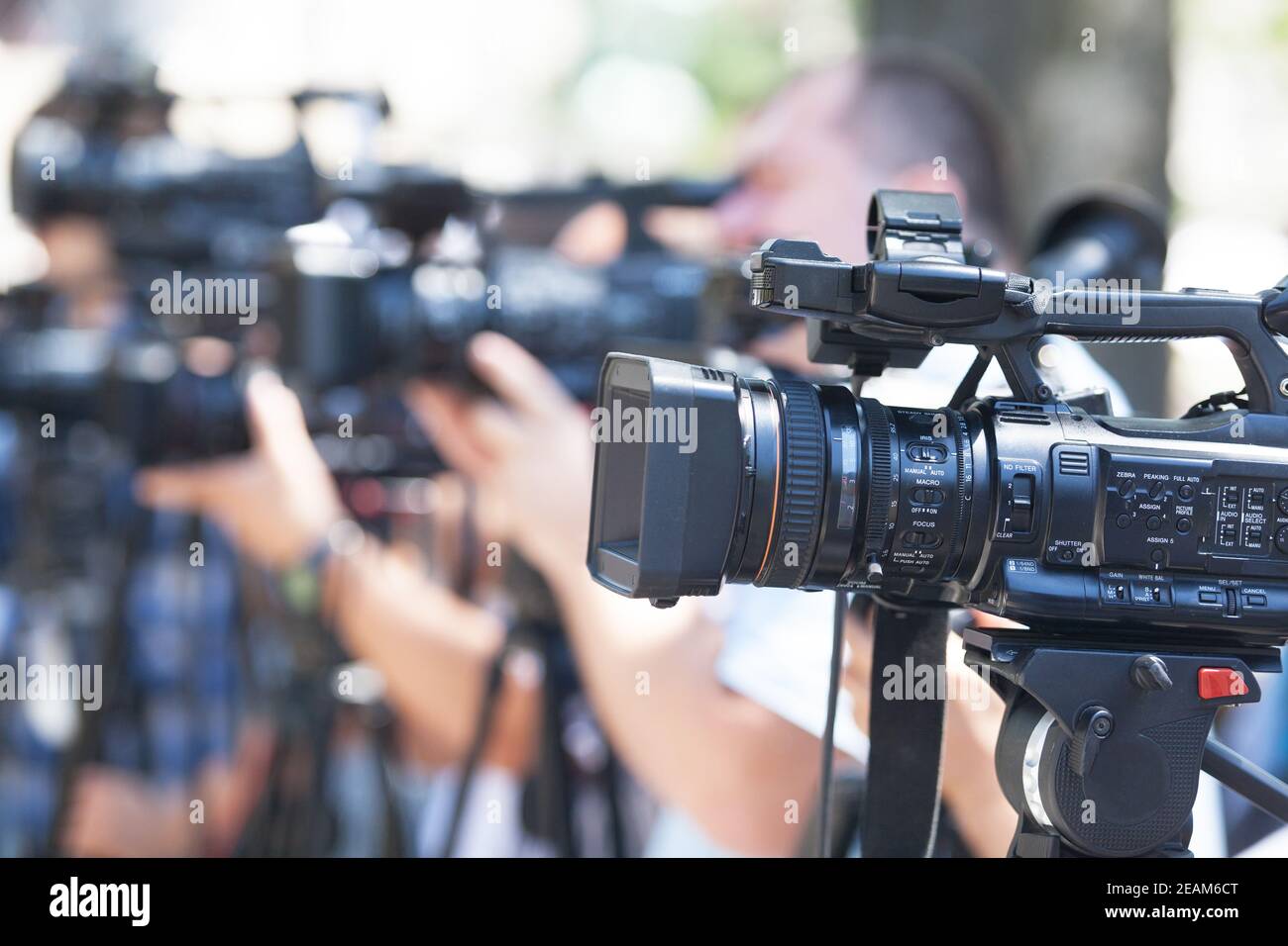 Filmer un événement multimédia avec une caméra vidéo. Conférence de presse. Banque D'Images