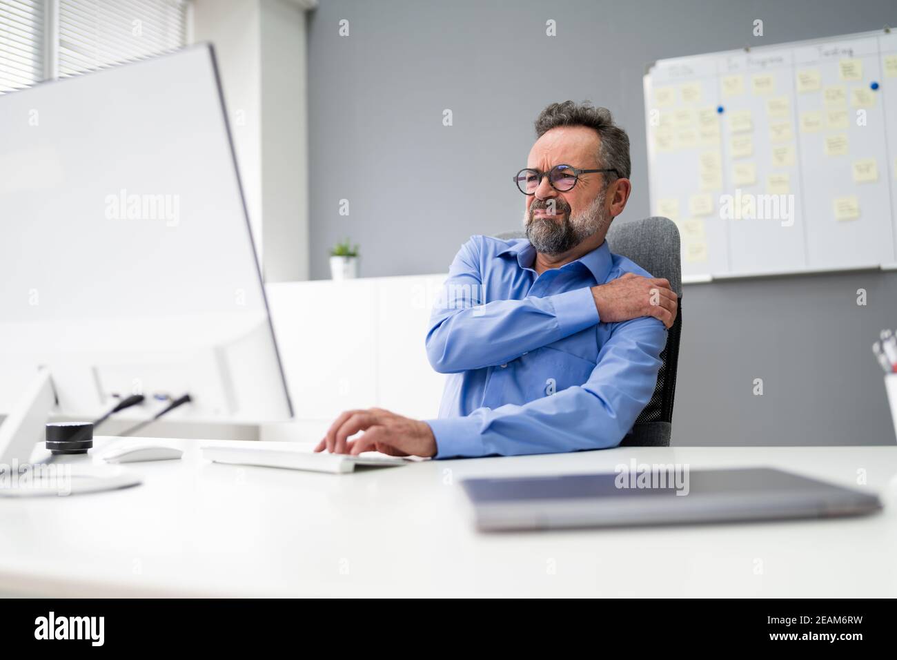 Douleur et douleur à l'épaule sénior Banque D'Images