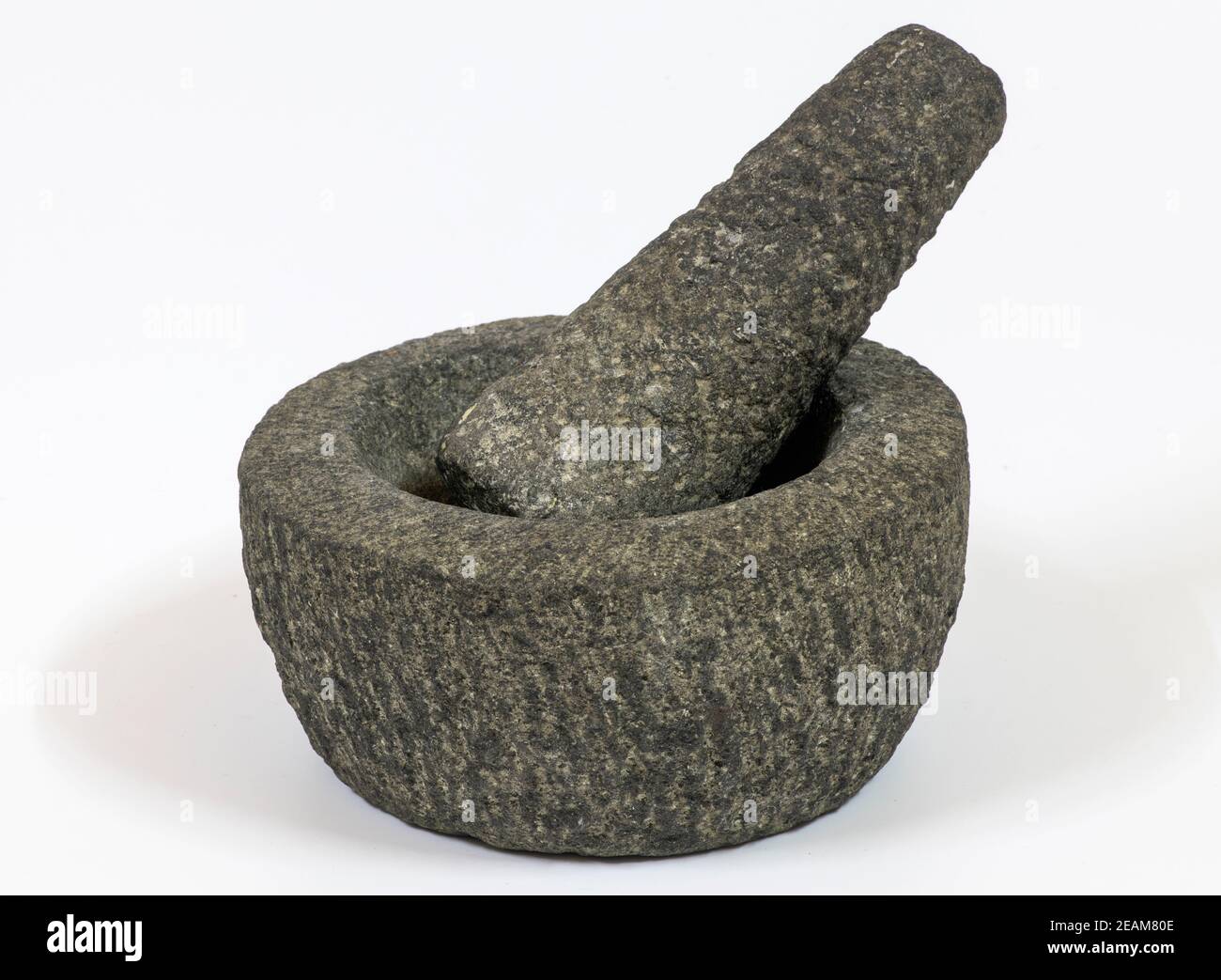 Mortier de pierre et pilon sur un fond blanc isolé Banque D'Images