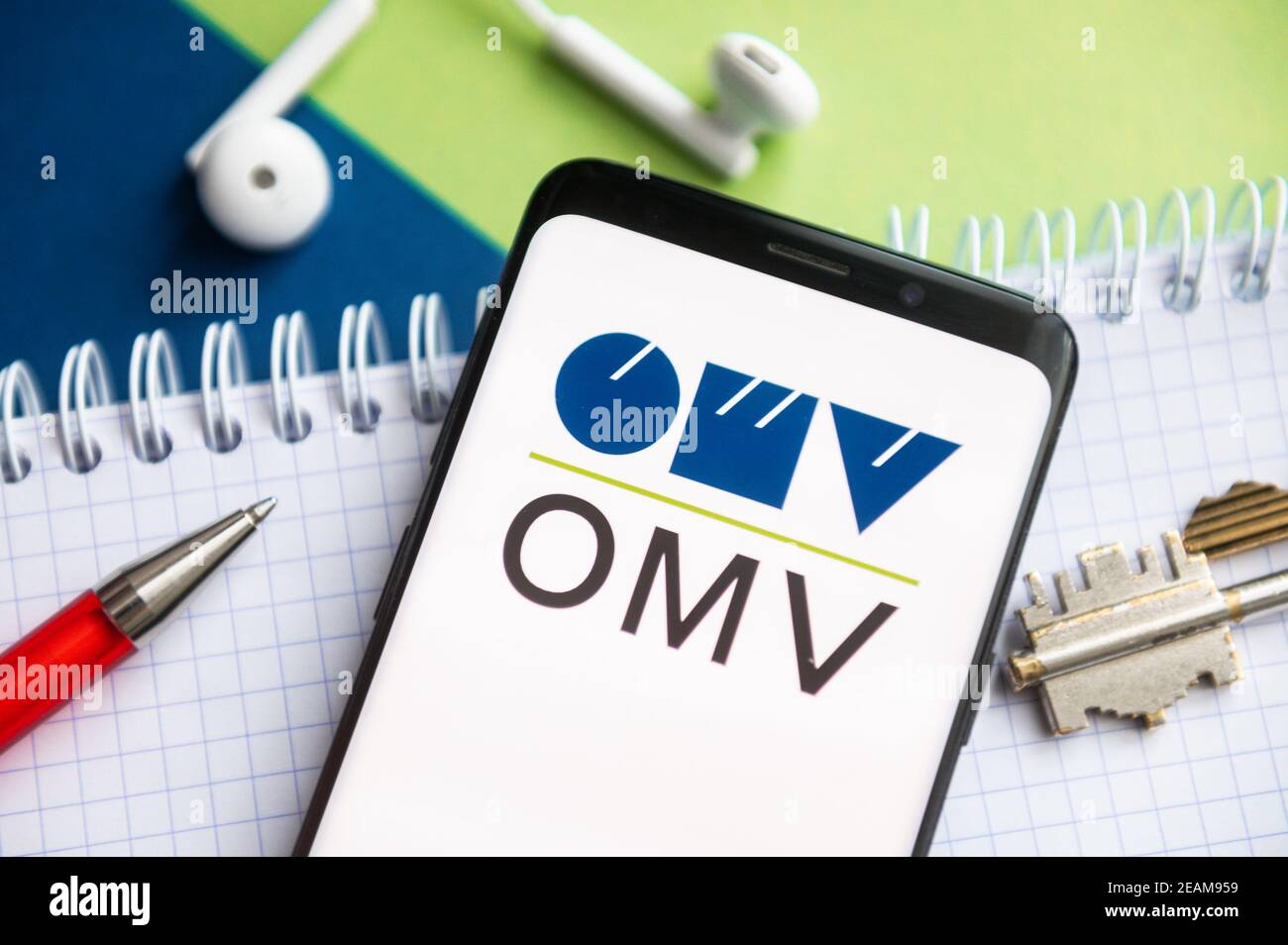 Pologne. 9 février 2021. Dans cette illustration, un logo OMV apparaît sur un smartphone avec un stylet, une touche, un livre et des casques en arrière-plan. Crédit: Mateusz Slodkowski/SOPA Images/ZUMA Wire/Alay Live News Banque D'Images