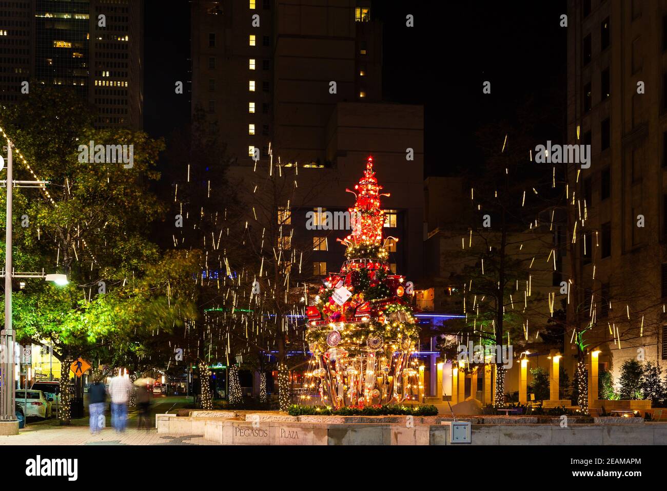 Dallas, TX, USA - 23 décembre 2013 : Pegasus Plaza la nuit près de l'heure de Noël. Banque D'Images