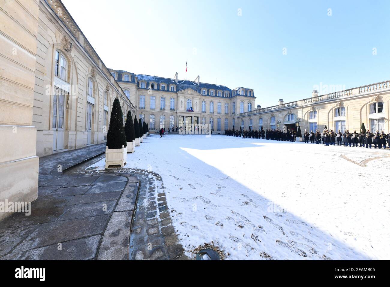 Les gardes républicains français se tiennent dans la cour intérieure du Palais présidentiel de l'Elysée, recouvert de neige, le 10 février 2021 à Paris, en France. Photo de Lionel Urman/ABACAPRESS.COM Banque D'Images