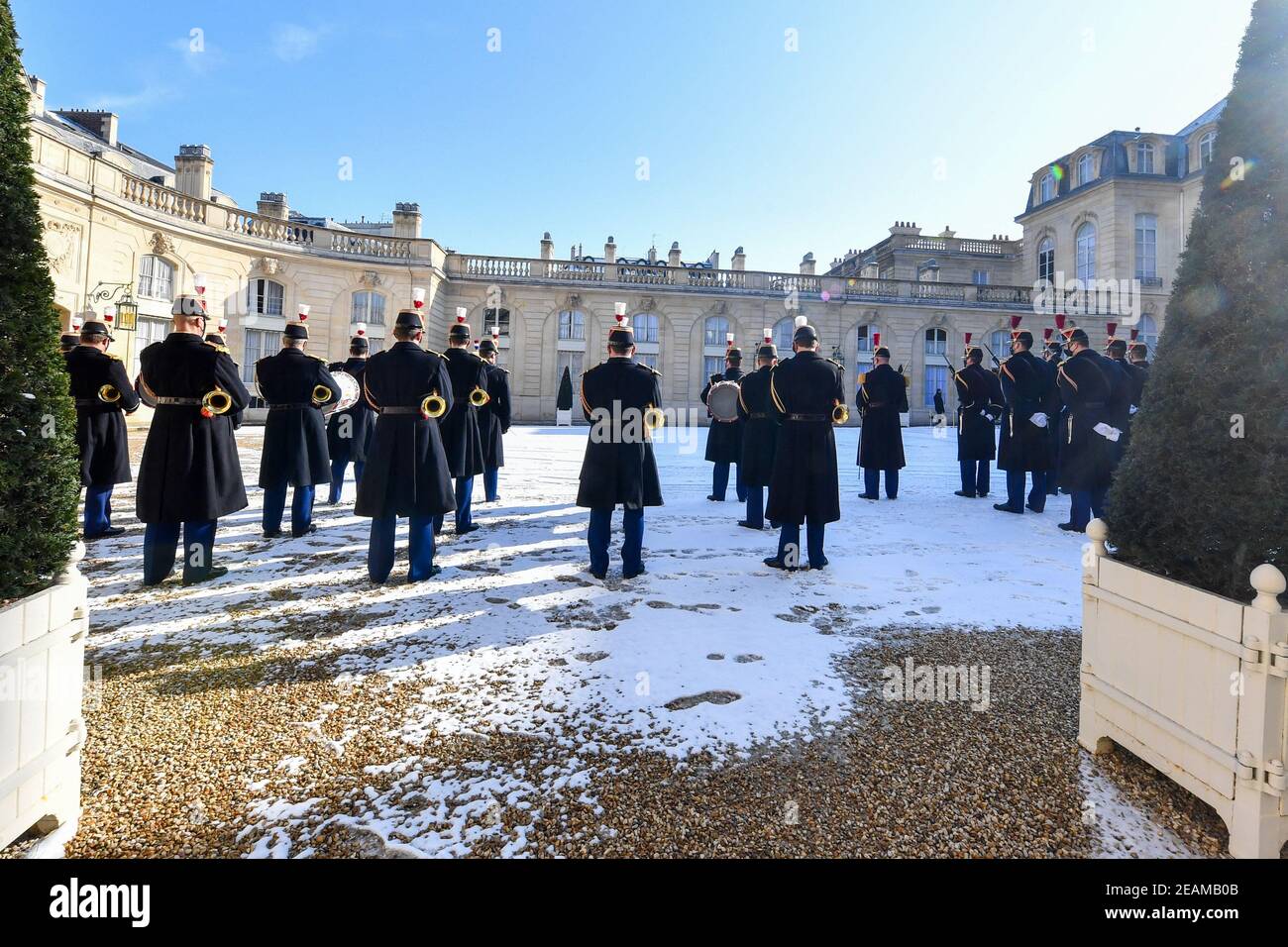 Les gardes républicains français se tiennent dans la cour intérieure du Palais présidentiel de l'Elysée, recouvert de neige, le 10 février 2021 à Paris, en France. Photo de Lionel Urman/ABACAPRESS.COM Banque D'Images