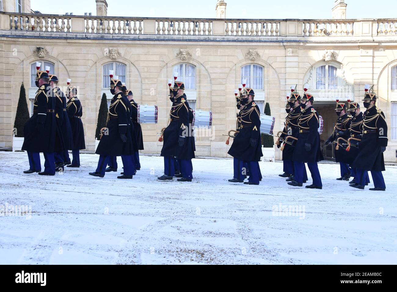 Les gardes républicains français se tiennent dans la cour intérieure du Palais présidentiel de l'Elysée, recouvert de neige, le 10 février 2021 à Paris, en France. Photo de Lionel Urman/ABACAPRESS.COM Banque D'Images