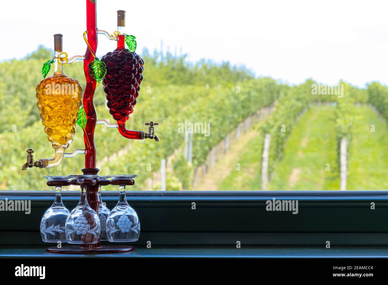 carafe en verre avec vin blanc et rouge en forme d'un fond de raisin et de vignoble Banque D'Images