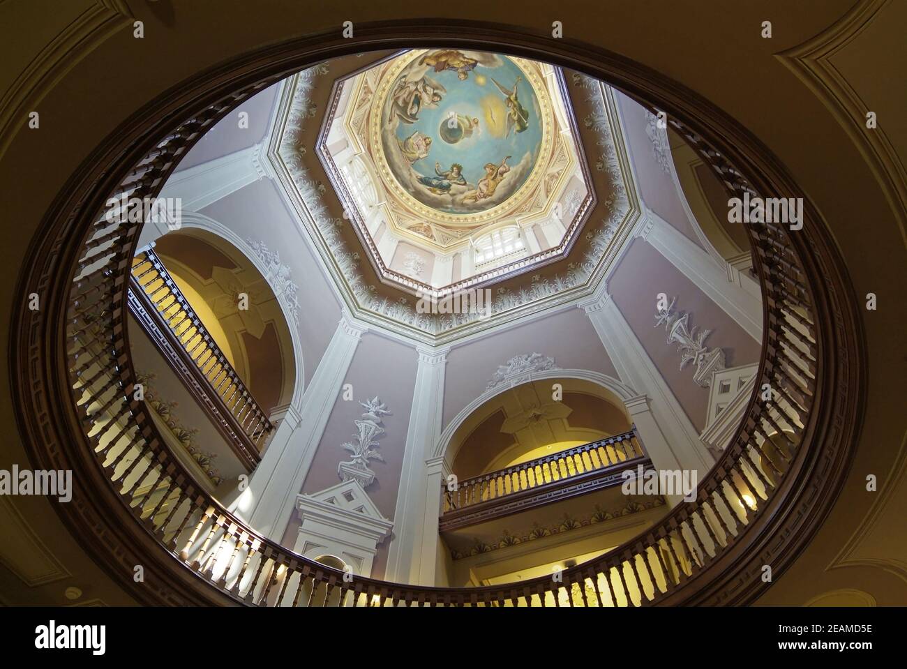 SOUTH BEND, ÉTATS-UNIS - 23 décembre 2008 : vue intérieure sur le dôme de la rotonde du bâtiment principal de l'Université de notre-Dames à South Bend, Ind Banque D'Images