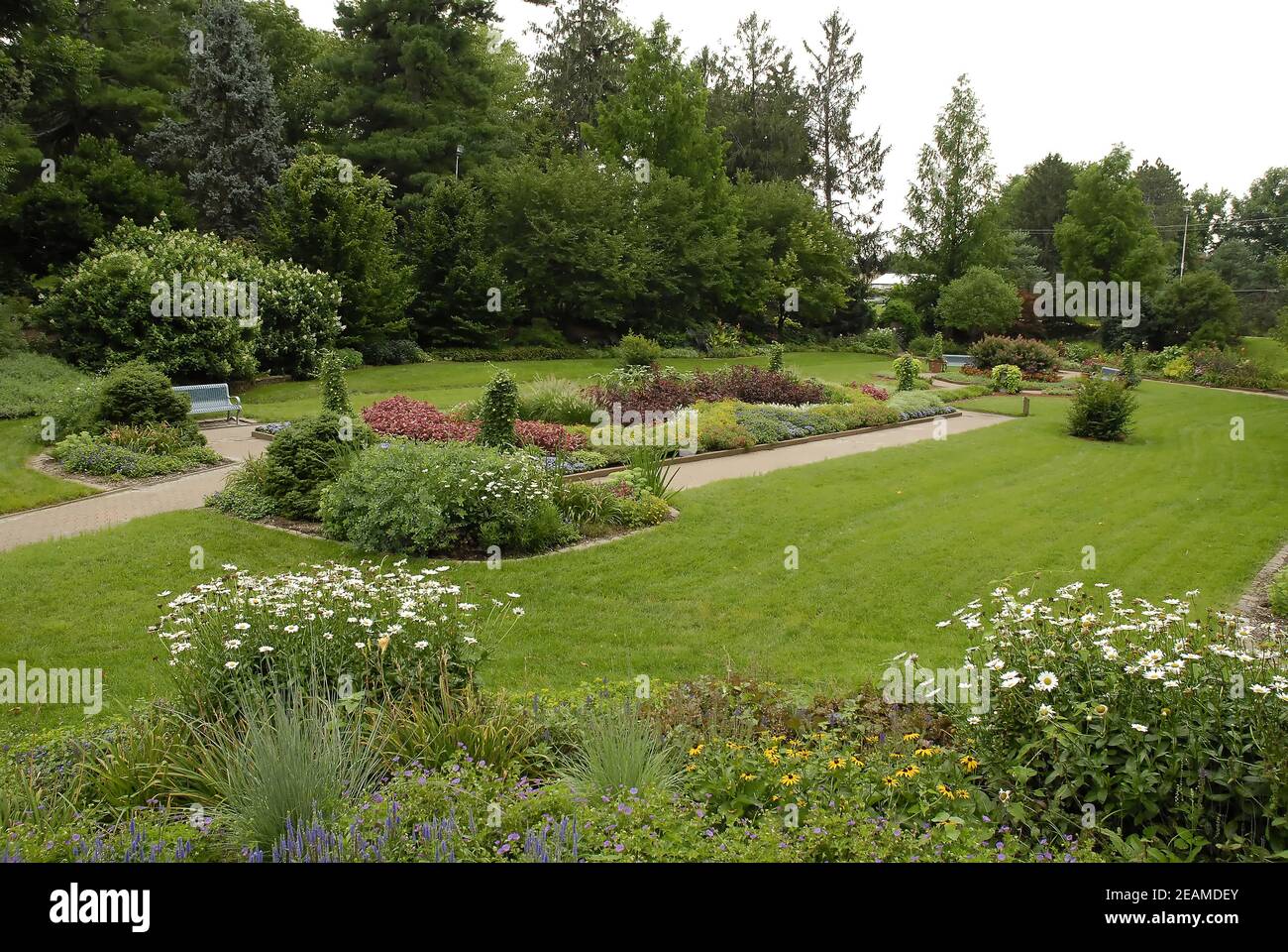 ST. CHARLES, ÉTATS-UNIS - 23 décembre 2008 : jardin fleuri dans un parc de la ville du Midwest en été. Banque D'Images