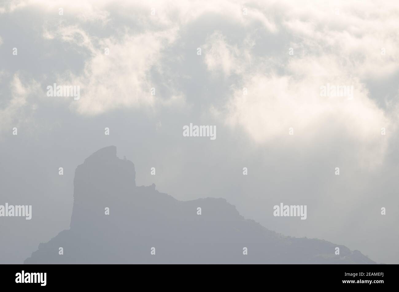 Silhouette du rétroéclairage et des nuages de la Roque Bentyga. Banque D'Images