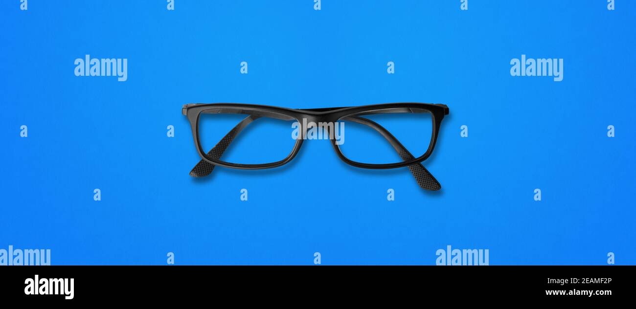Lunettes noires isolées sur une bannière bleue Banque D'Images