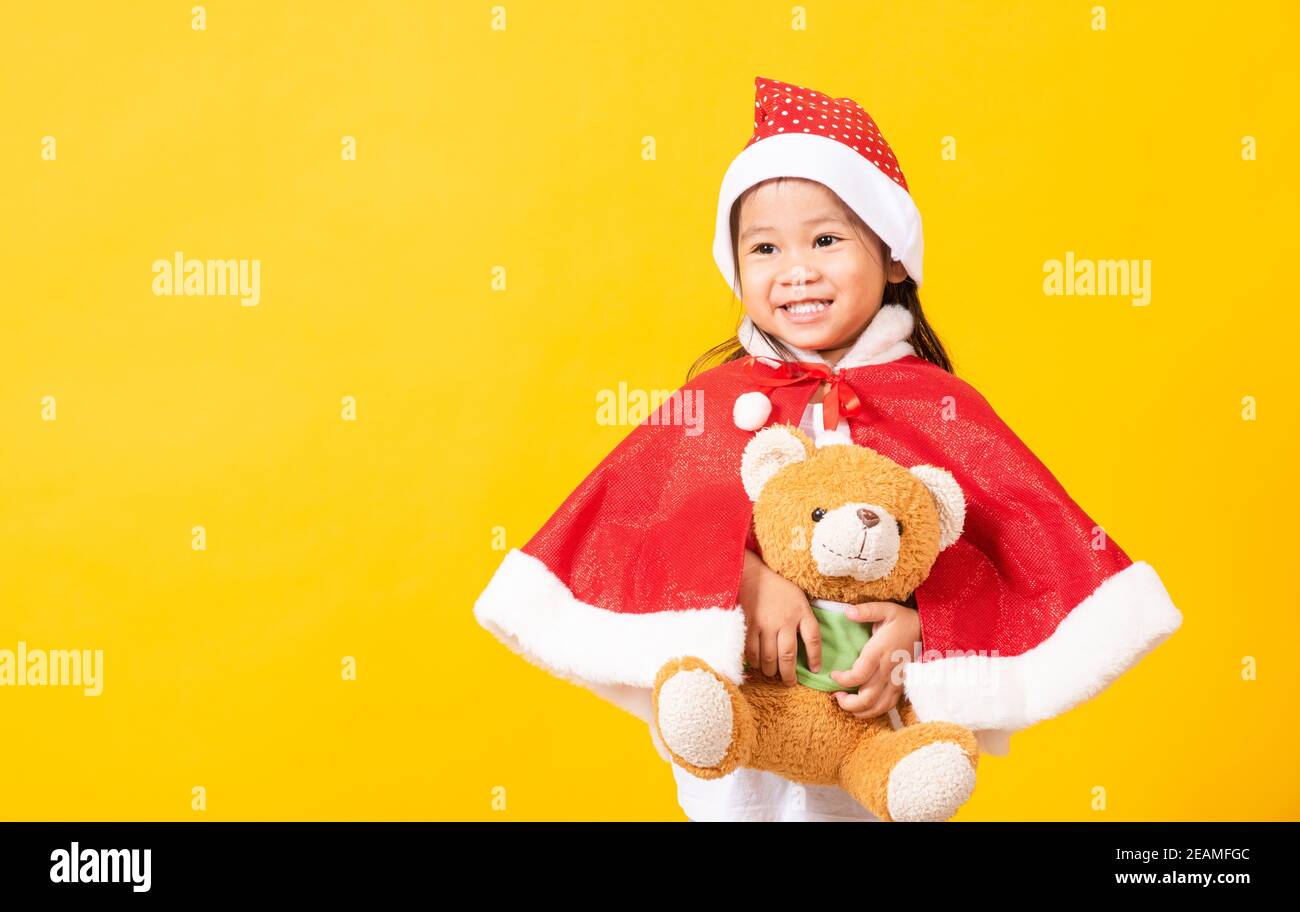 Enfant vêtu d'un chapeau de Père Noël Banque D'Images