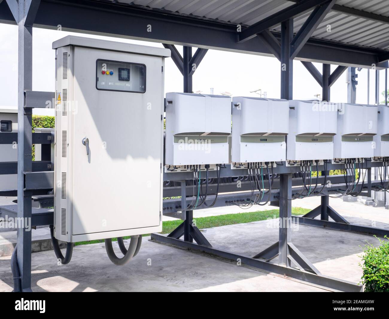 Boîtier de commande électrique extérieur. Boîtier du contrôleur de circuit. Banque D'Images
