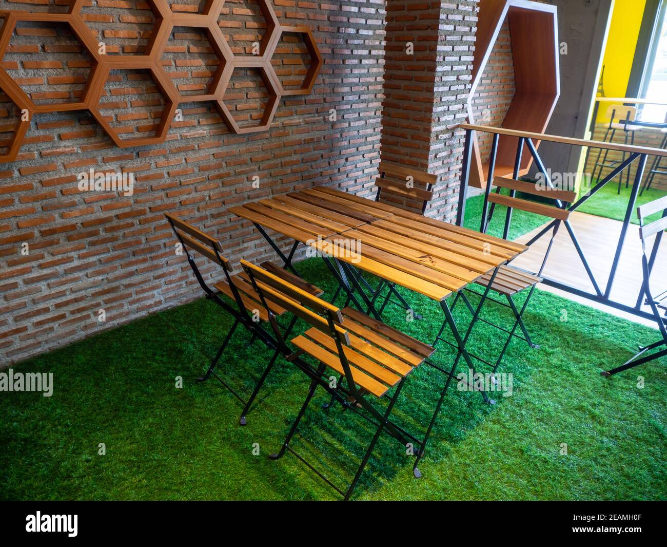 Chambre avec table commune, chaises dans un café d'époque Banque D'Images