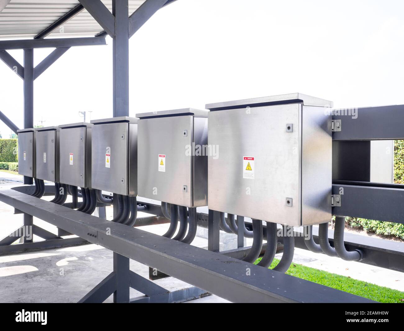 Boîtier de commande électrique extérieur. Boîtier du contrôleur de circuit. Banque D'Images
