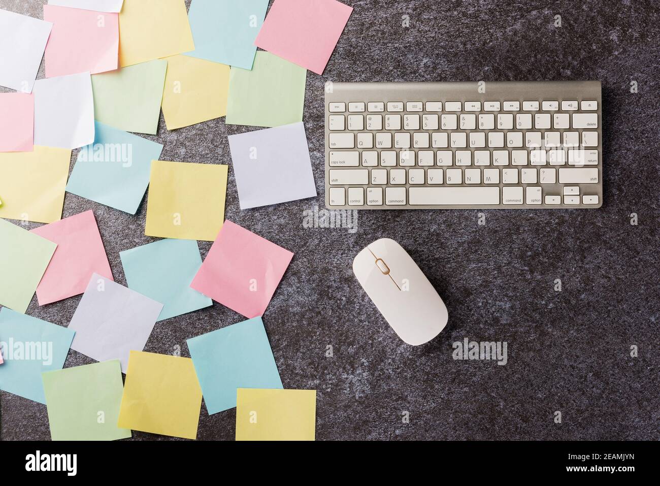 liste de notes vierge avec le clavier d'ordinateur moderne Banque D'Images