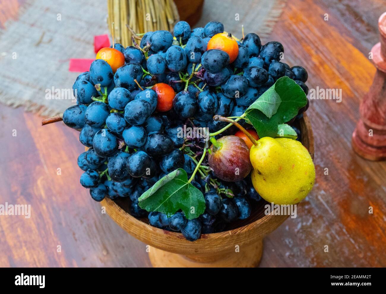 Les raisins bleus et les poires dans un vase. Composition de fruits. Banque D'Images