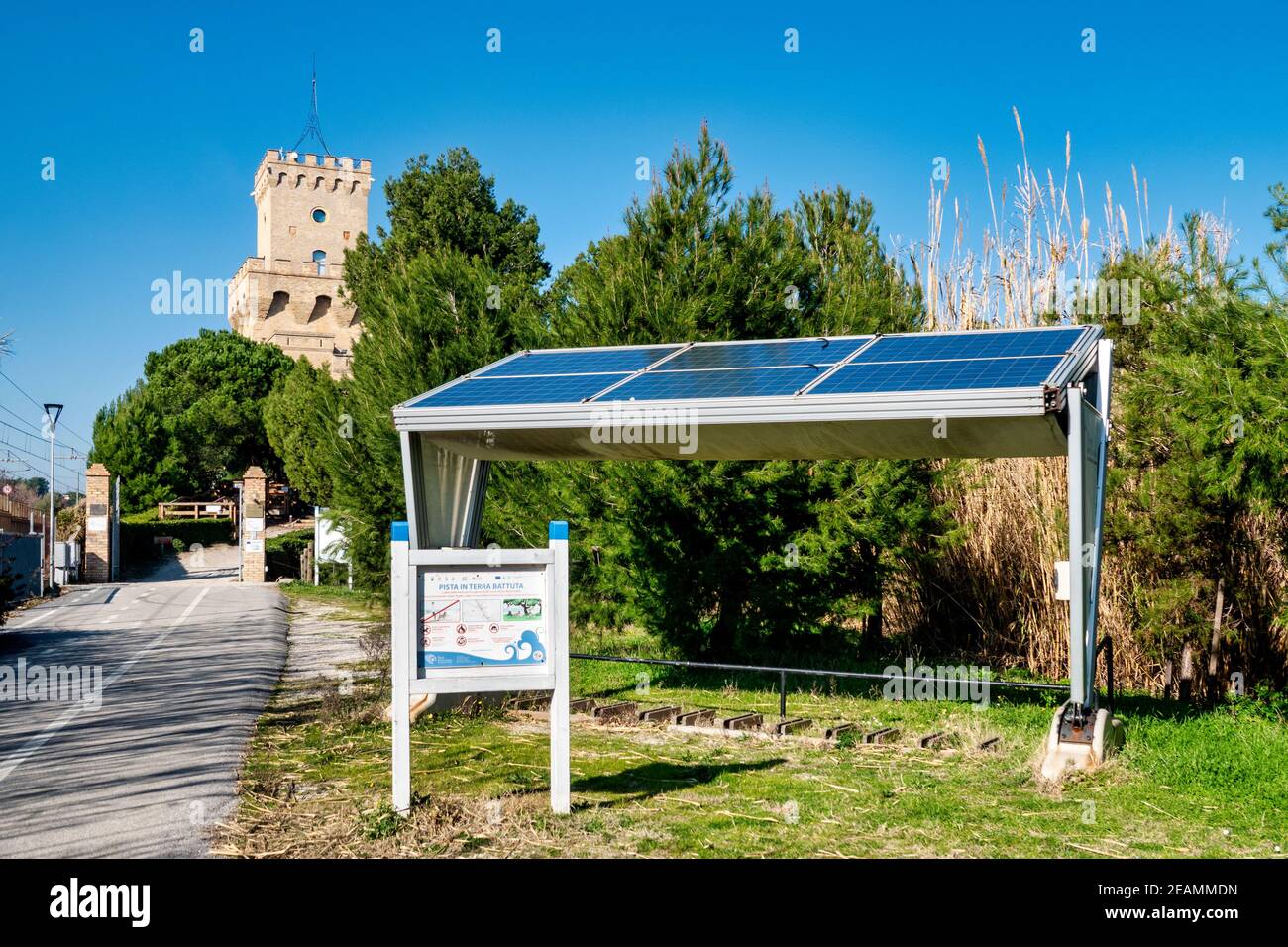 Point de stationnement de vélo alimenté par des panneaux de cellules solaires près de la Torre di Cerrano, Pineto, Italie Banque D'Images