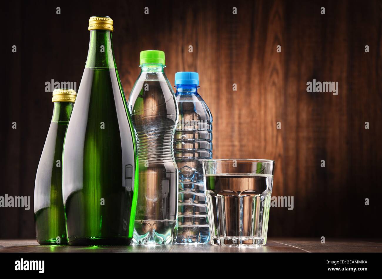 Composition avec du verre et des bouteilles d'eau minérale Banque D'Images