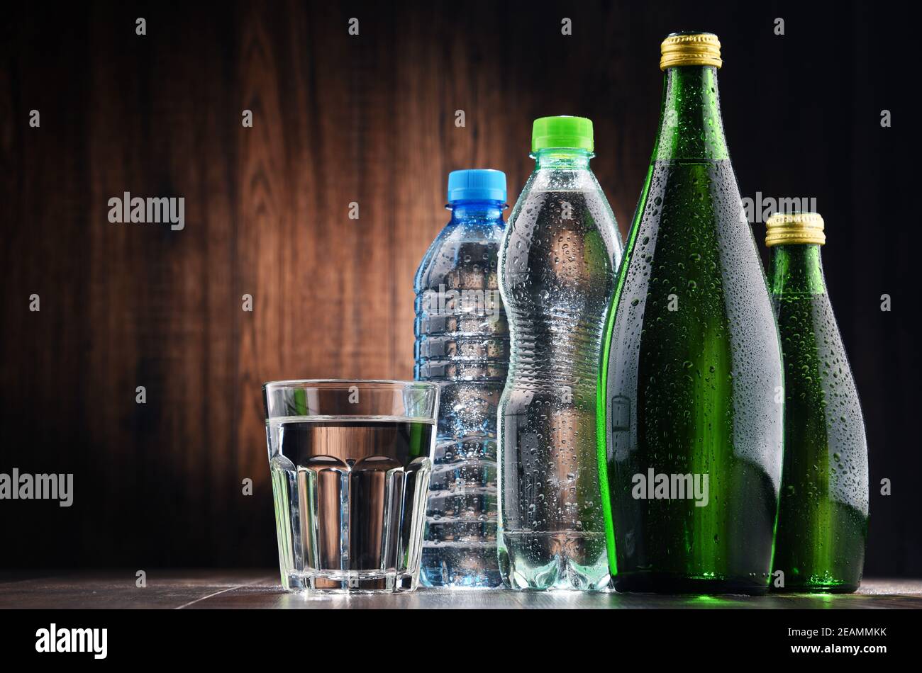Composition avec du verre et des bouteilles d'eau minérale Banque D'Images