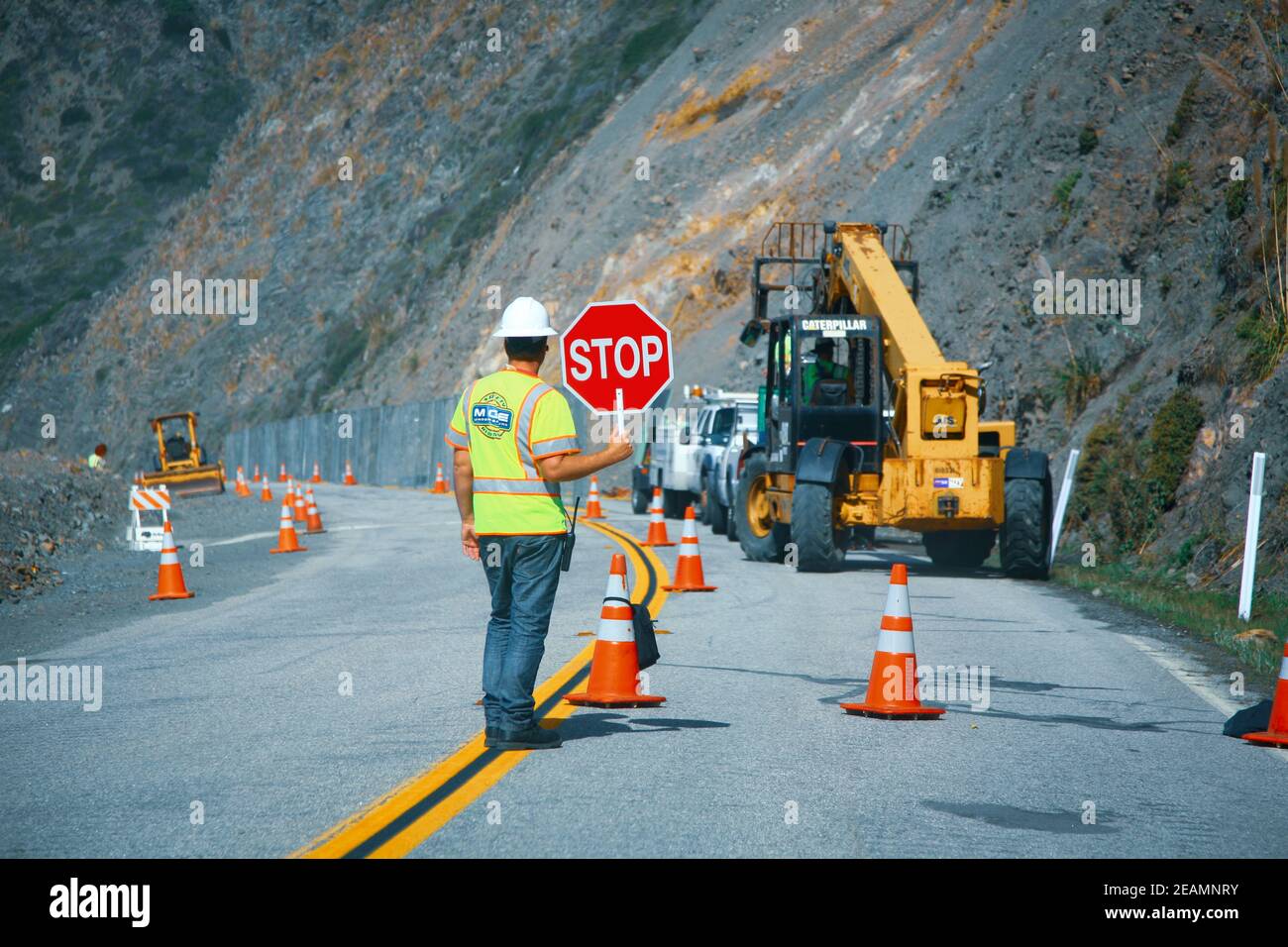 Les travailleurs de la route réparent la route numéro un aux États-Unis Côte ouest Banque D'Images