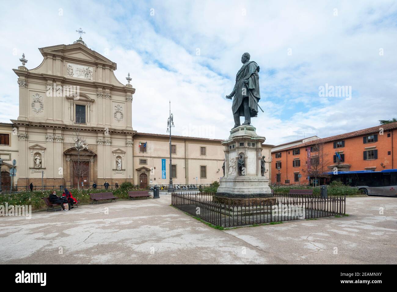 Florence, Italie - 2021 janvier 31 : Piazza San Marco avec son église baroque. Statue en bronze de Manfredo Fanti au centre de la place. Banque D'Images
