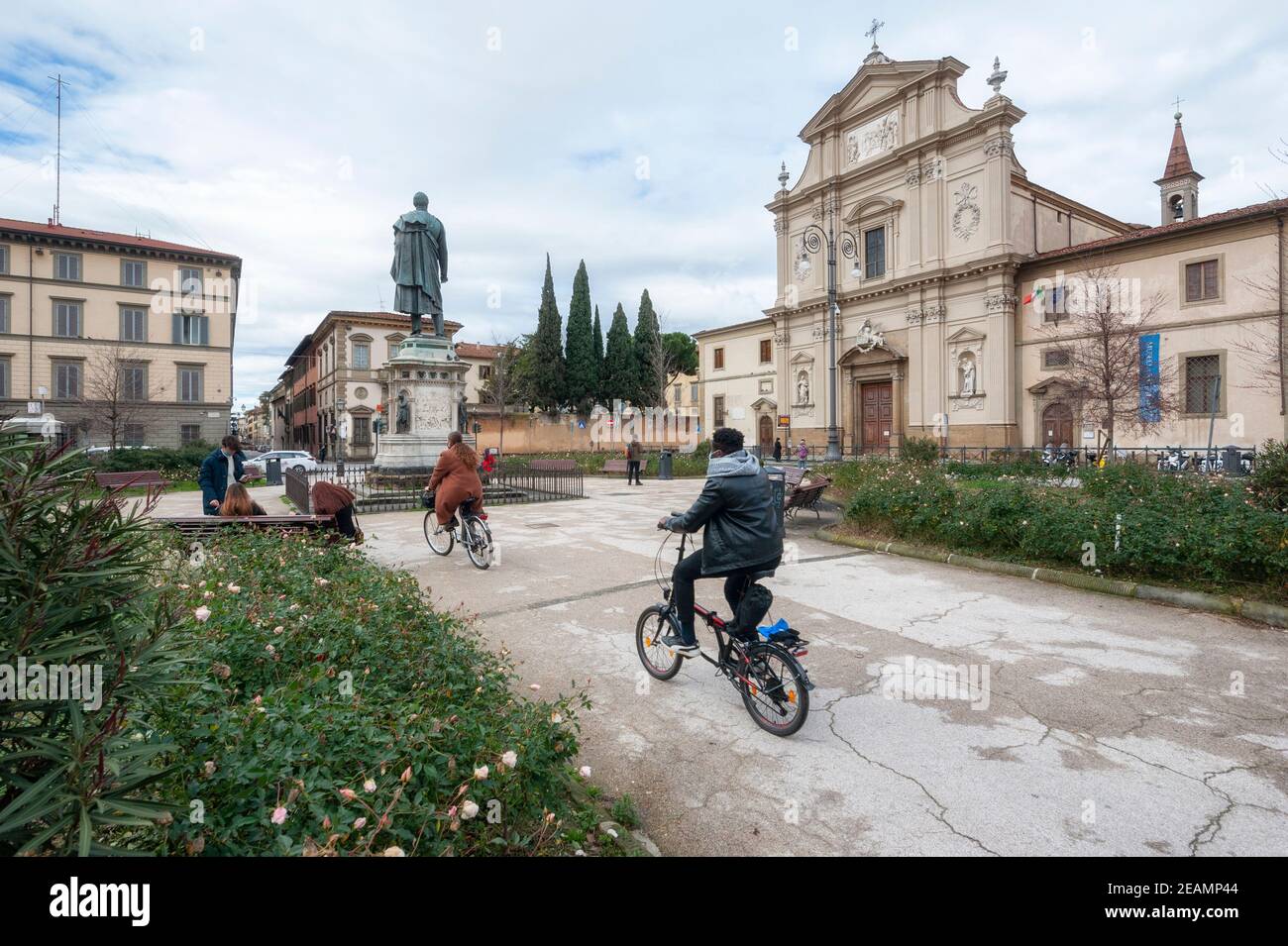 Florence, Italie - 2021 janvier 31 : Piazza San Marco avec son église baroque. Les gens en vélo. Banque D'Images