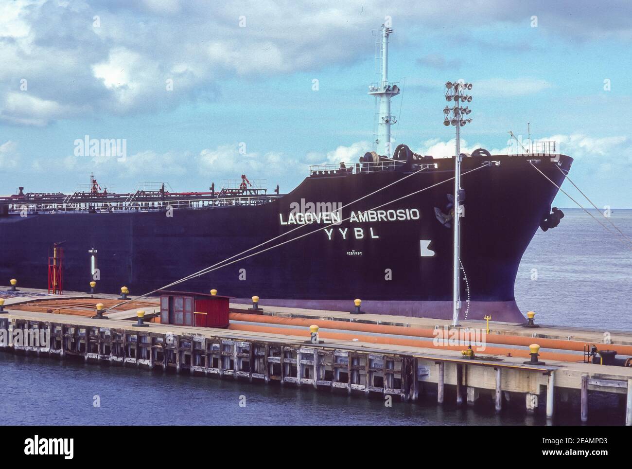 LAC MARACAIBO, VENEZUELA, OCTOBRE 1988 - chargement d'un pétrolier Lagoven Ambrosio à quai, compagnie pétrolière Lagoven, dans l'État de Zulia. Banque D'Images