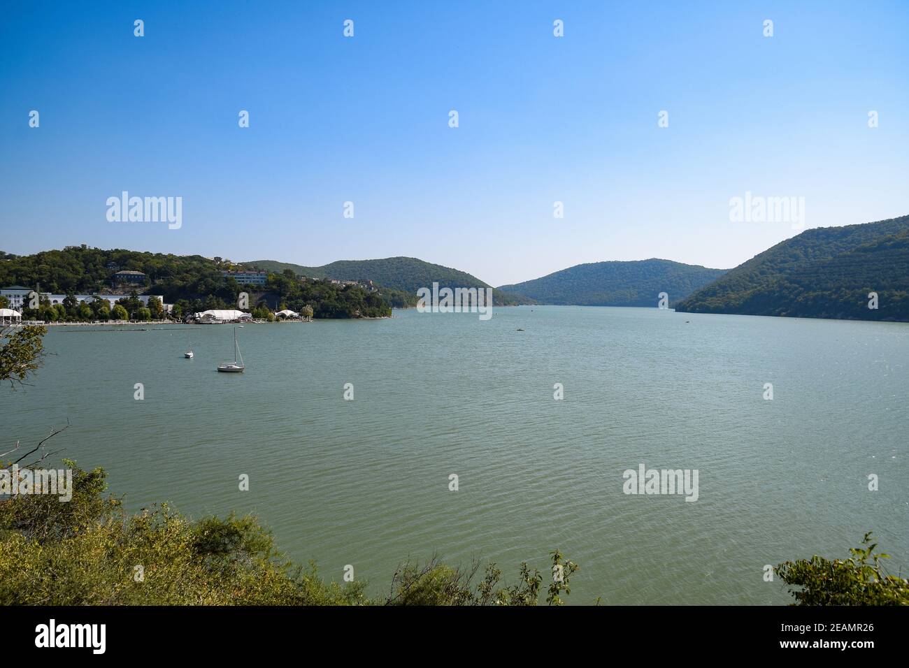 Lac Abrau Durso et ses rives. Lac dans le territoire de Krasnodar de Russie. Banque D'Images