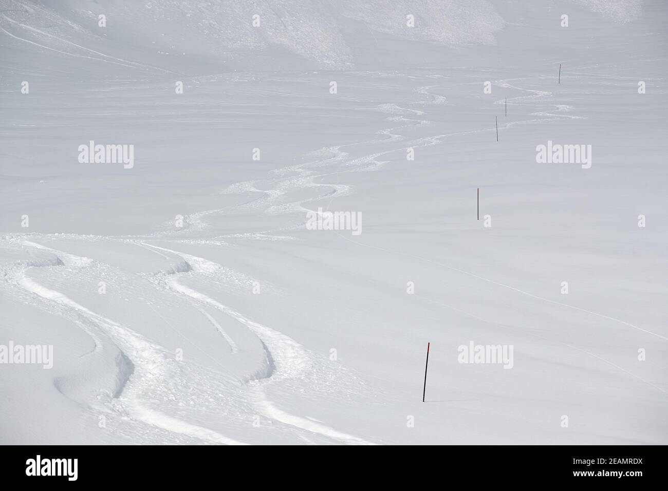 Pente de ski avec courbes Frais Banque D'Images