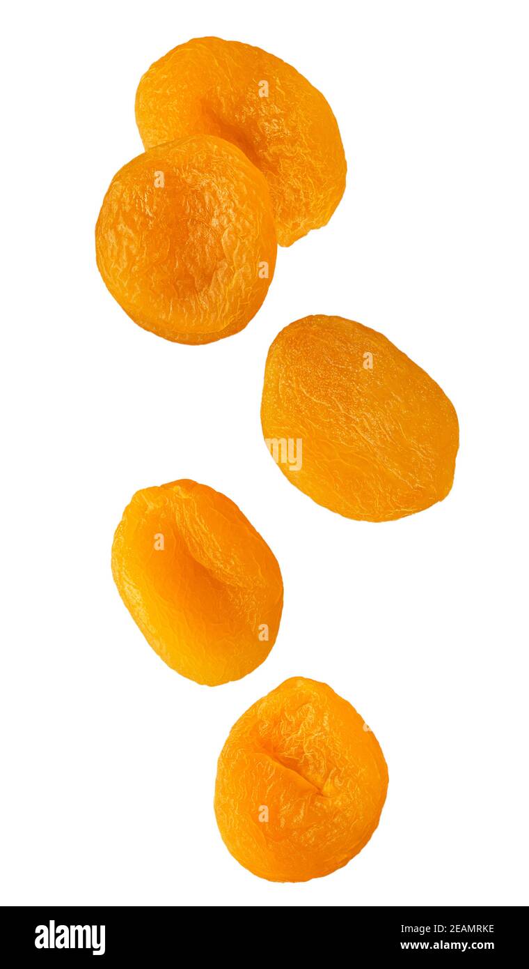 Abricot séché isolé dans l'air sur fond blanc Banque D'Images