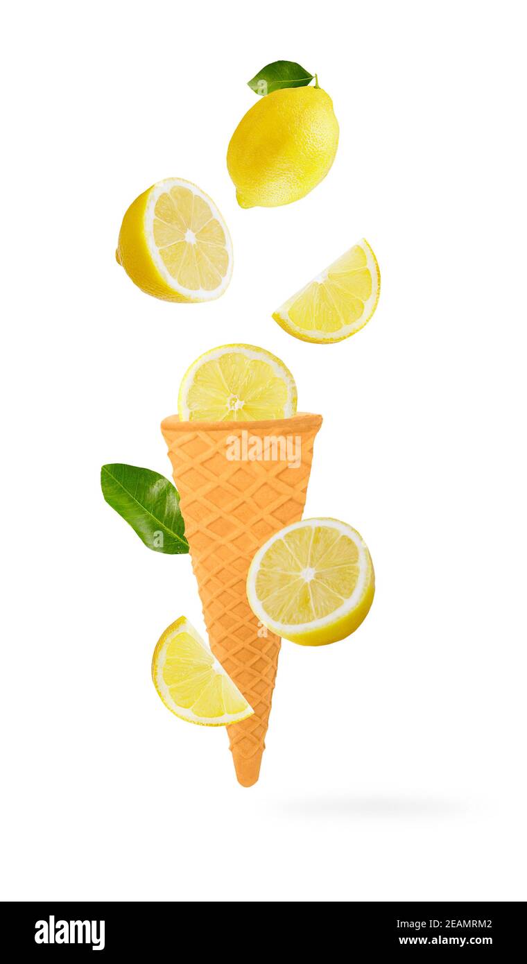 Fruits volants doux dans le cône de gaufre de crème glacée en mouvement Banque D'Images